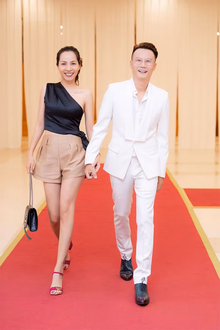 Ca sĩ, nhạc sĩ Hoàng Bách được khán giả yên mến qua các ca khúc như: "Chuyện chàng cô đơn", "Vệt nắng cuối trời", "Chạm vào vinh quang"… Anh từng là thành viên nhóm nhạc đình đám một thời AC&amp;M. Vợ ca sĩ Hoàng Bách là cựu người mẫu Đoàn Thanh Thảo. Sau khi lấy chồng, cô rút lui khỏi showbiz để chăm lo cho gia đình.