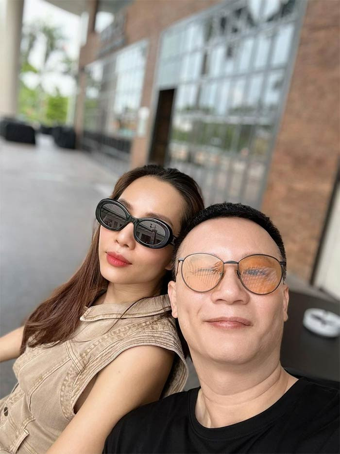 Ca sĩ Hoàng Bách cùng vợ - cựu người mẫu Thanh Thảo hẹn hò nhau từ năm 2003 và kết hôn vào năm 2006.