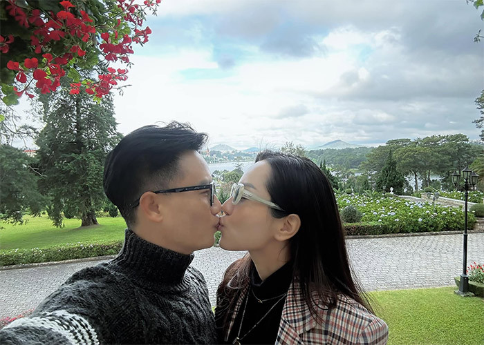 Về phía vợ Hoàng Bách, cựu người mẫu cho hay khi mới quen Hoàng Bách, cô nghĩ anh là chàng trai thư sinh, tính cách lãng mạn, ngọt ngào và trí thức nhưng sau ba năm tìm hiểu, cô phát hiện bạn trai mạnh mẽ, cứng rắn, thậm chí có phần hơi nóng tính. Khi lấy nhau, cô thấy Hoàng Bách thực sự là người đàn ông của gia đình, người bố tuyệt vời của các con.