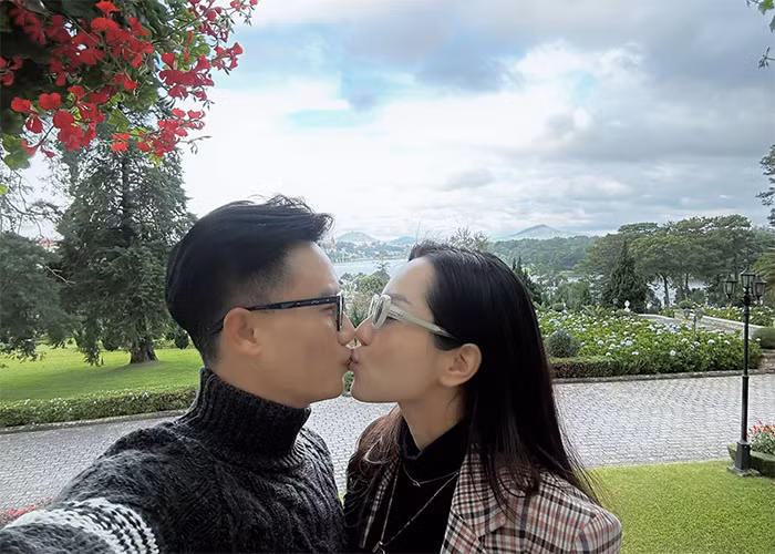 Về phía vợ Hoàng Bách, cựu người mẫu cho hay khi mới quen Hoàng Bách, cô nghĩ anh là chàng trai thư sinh, tính cách lãng mạn, ngọt ngào và trí thức nhưng sau ba năm tìm hiểu, cô phát hiện bạn trai mạnh mẽ, cứng rắn, thậm chí có phần hơi nóng tính. Khi lấy nhau, cô thấy Hoàng Bách thực sự là người đàn ông của gia đình, người bố tuyệt vời của các con.