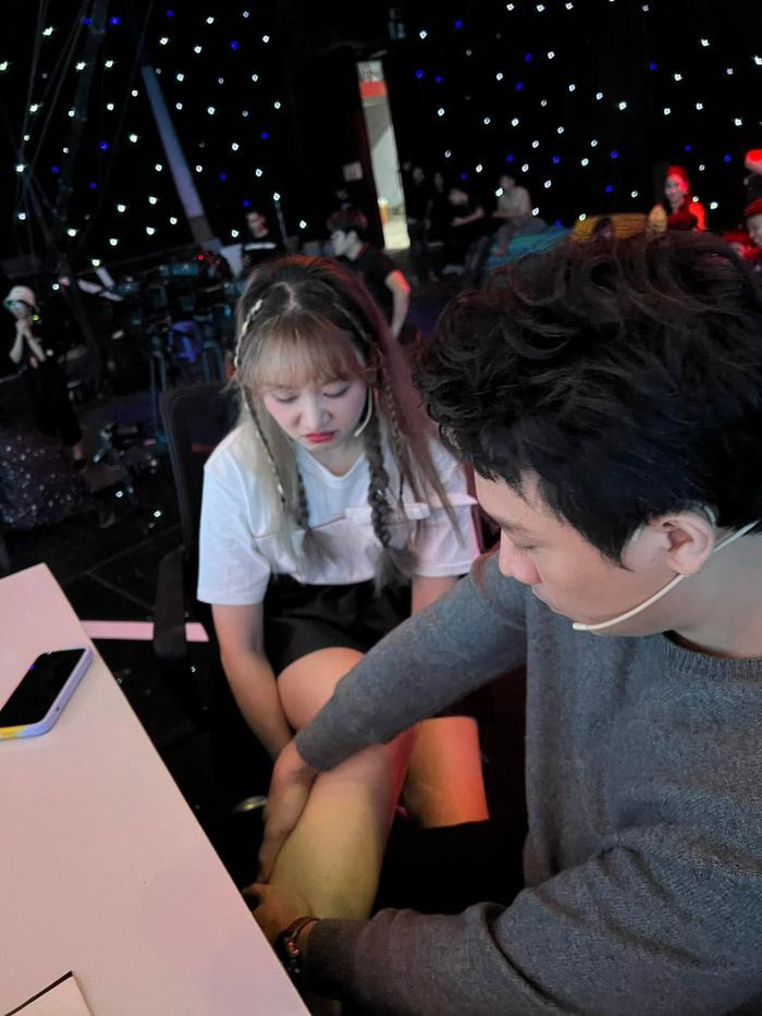 Nam diễn viên hài bóp chân, chăm sóc vợ trong giờ nghỉ khi hai vợ chồng tham gia một game show.