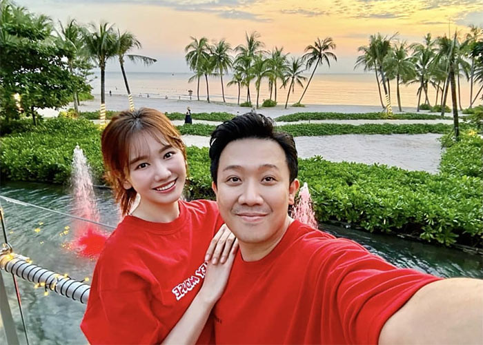 Trấn Thành chiều chuộng Hari Won hết mức từ việc đưa hết tiền cho vợ quản lý, mua tặng vợ đồ hiệu đắt tiền, đến vào bếp nấu cho vợ món ngon.