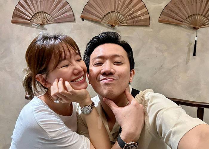 Trước đó, khi xuất hiện trong một chương trình truyền hình, Trấn Thành từng tiết lộ rằng Hari Won chu cấp cho anh mỗi ngày 2 triệu đồng tiền tiêu vặt. Đến lúc bà xã quên, anh phải ra đường mà không có lấy một xu dính túi, thậm chí phải vay mượn bạn bè dùng tạm.