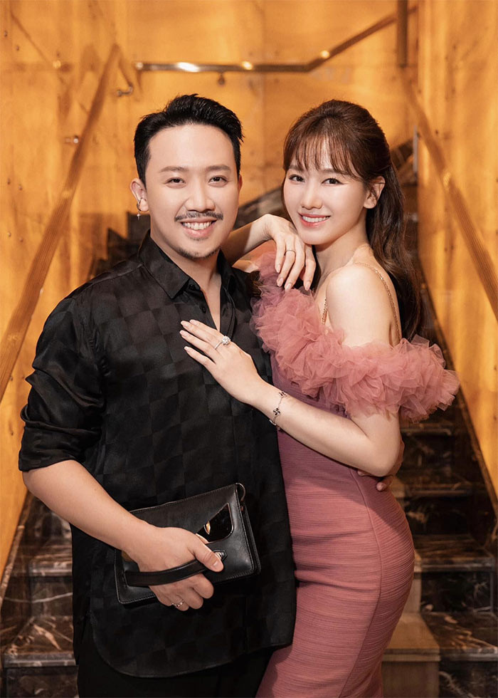 Nữ ca sĩ tâm sự, chồng cô là người sạch sẽ quá mức còn cô lại là người ở dơ. Bị chồng nhắc nhở nhiều nhưng nếu vợ không làm thì Trấn Thành vẫn tự tay làm, dần dần Hari cũng phải làm theo chồng.