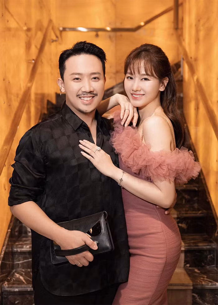 Nữ ca sĩ tâm sự, chồng cô là người sạch sẽ quá mức còn cô lại là người ở dơ. Bị chồng nhắc nhở nhiều nhưng nếu vợ không làm thì Trấn Thành vẫn tự tay làm, dần dần Hari cũng phải làm theo chồng.