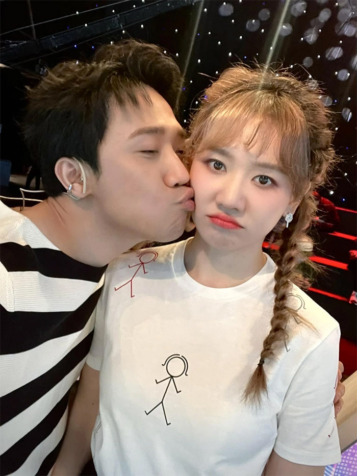 Sau đám cưới, Trấn Thành và Hari Won trở thành một cặp đẹp đôi của Vbiz. Nhiều người ghen tị với nữ ca sĩ khi cô được chồng quan tâm, chăm sóc từng ly từng tí.