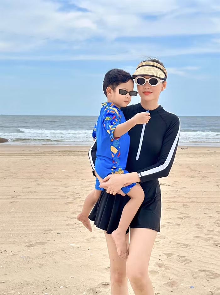 Kể cả khi ra biển, người đẹp sinh năm 1991 vẫn giữ phong cách kín đáo vốn có.