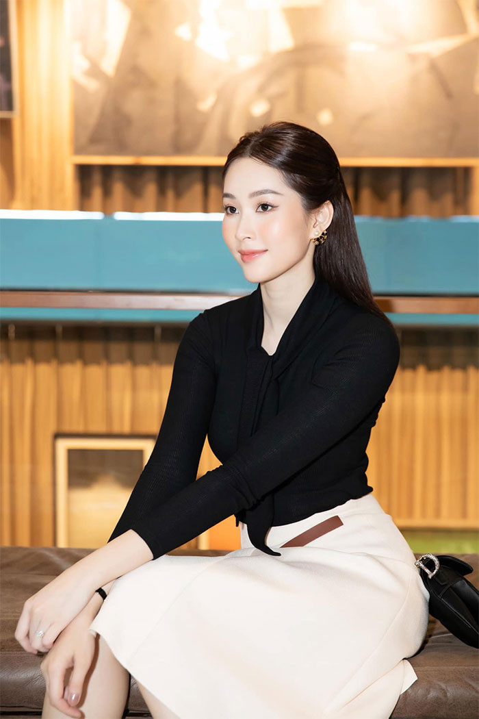 Cô gây ấn tượng với người đối diện bởi vẻ đẹp ngọt ngào, thanh lịch chứ không phải bốc lửa, gợi cảm.