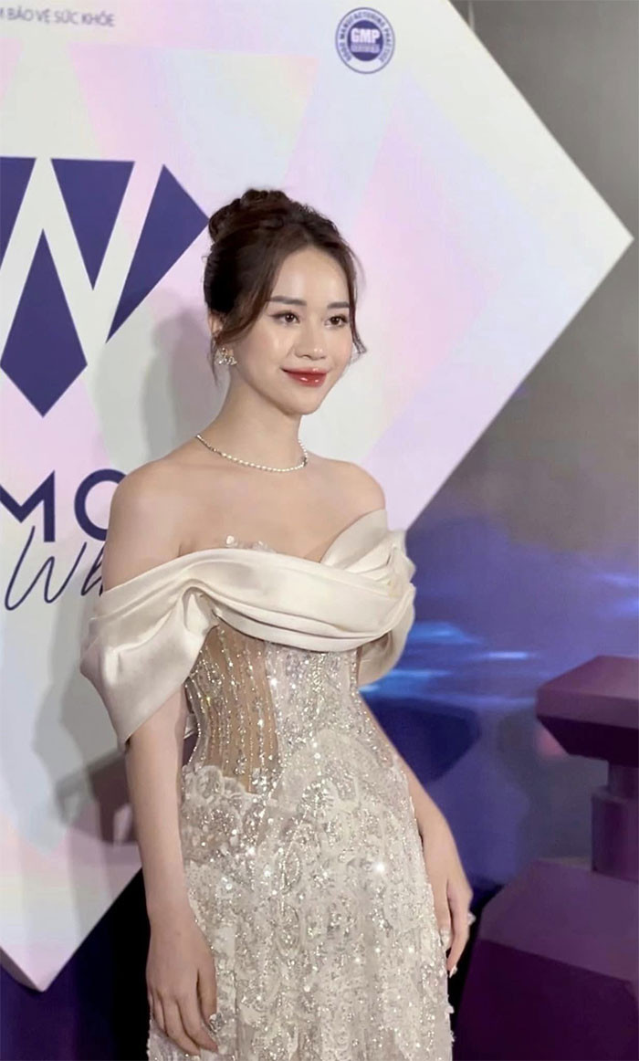 Cuối năm 2021, Ngô Mai Phương bất ngờ lên xe hoa với bạn trai yêu 2 năm.