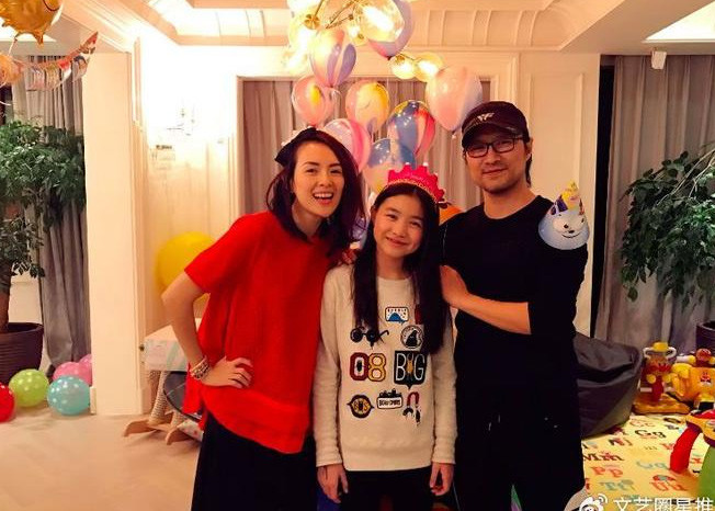 Trong suốt 8 năm hôn nhân, không ít lần báo chí Hoa ngữ đăng tin Uông Phong ngoại tình, "cắm sừng" Chương Tử Di. (Ảnh: Sina)