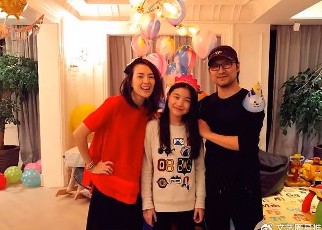 Trong suốt 8 năm hôn nhân, không ít lần báo chí Hoa ngữ đăng tin Uông Phong ngoại tình, "cắm sừng" Chương Tử Di. (Ảnh: Sina)