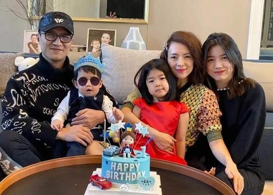 Cả hai âm thầm đăng ký kết hôn vào tháng 10/2015. Đến tháng 12, Chương Tử Di sinh con gái đầu lòng Tỉnh Tỉnh tại Mỹ. Tháng 1/2020, vợ chồng Chương Tử Di - Uông Phong có thêm con trai thứ hai. (Ảnh: Sina)