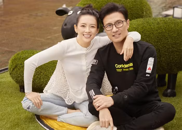 Mặc cho những tin đồn, thị phi, nữ diễn viên "Thập diện mai phục" luôn bênh vực chồng và thường xuyên khoe những khoảnh khắc gia đình yên ấm. Năm 2021, đáp lại tin đồn ly hôn, nàng Hoa đán viết trên trang cá nhân: "Tin giả! Anh Phong, nên kiện ai vào sáng mai đây?". (Ảnh: Sina)