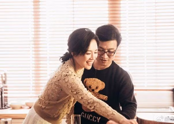 Tháng 11/2013, Uông Phong đã bày tỏ tình yêu với Chương Tử Di tại buổi hòa nhạc. Đến tháng 2/2015, nam ca sĩ cầu hôn Chương Tử Di thành công. (Ảnh: Sina)