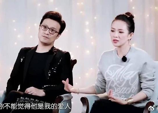 Theo blogger Giang Tiểu Yến, sau khi ly hôn, con gái ở với Uông Phong còn con trai sống cùng Chương Tử Di. Sohu cho biết, tài sản chung của hai vợ chồng lên tới 3,5 tỷ NDT (gần 12.000 tỷ đồng). (Ảnh: Sina)