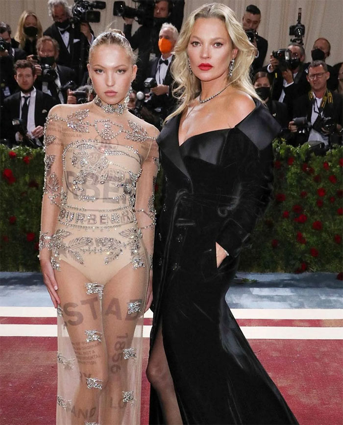 Lila xuất hiện thật quyến rũ trên thảm đỏ Met Gala cùng với mẹ - Kate Moss. “Vẻ ngoài của tôi hiện đại, trẻ trung trong khi vẫn thanh lịch và sang trọng", Lila nói với tạp chí Vogue.