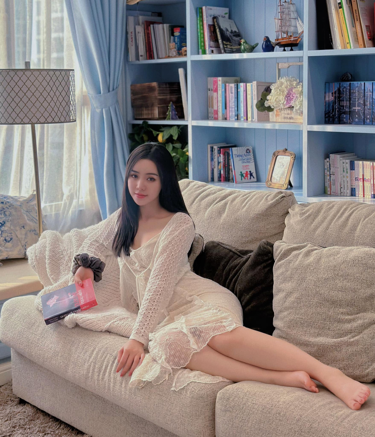 Tuy vậy, vài năm trở lại đây, ngoài việc áp dụng phương pháp ăn kiêng để giảm mỡ toàn thân, Quỳnh Kool còn khéo léo kết hợp trang phục để biến đôi chân to trở thành điểm hấp dẫn.