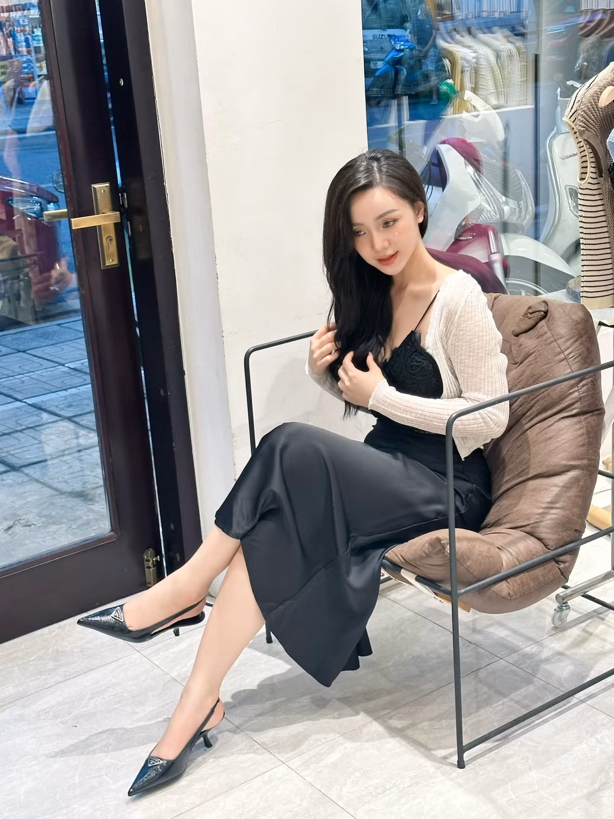 Nữ diễn viên "Đừng làm mẹ cáu" chia sẻ, trong khoảng 7 ngày áp dụng phương pháp ăn kiêng, cô không ăn, chỉ uống nước được cung cấp do chuyên gia và uống các loại vitamin. 2 ngày cuối sẽ được ăn rau xanh và cá hồi vào buổi trưa.