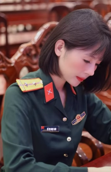 Vũ Ngọc Anh hiện công tác tại Nhà hát Kịch nói Quân đội. Ngoài vẻ đẹp mạnh mẽ của một nữ quân nhân, cô còn toát lên vẻ quyến rũ đúng chuẩn "gái một con".