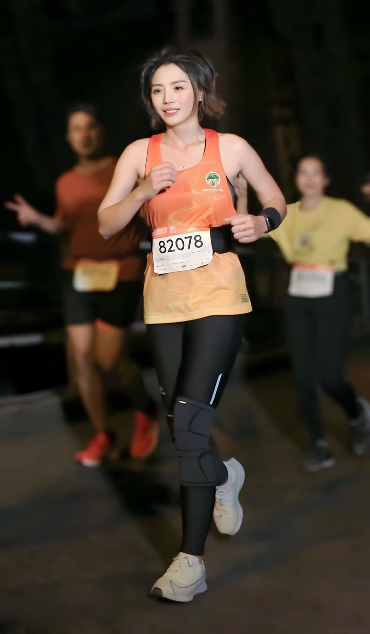 "Chạy đã thay đổi mình như thế nào? Chế độ ăn eat clean (hay còn gọi là “ăn sạch” - PV), kết hợp chạy. Ngày trước ngày nào cũng chạy 10km quanh khu nhà, đều như vắt chanh luôn. Chạy không những giảm cân, mà nó giảm stress, giảm căng thẳng và giúp mình khoẻ hơn rất nhiều. Cứ khi nào bị áp lực, mệt mỏi gì, là mình lại xách giày lên và chạy. Ra mồ hôi, cũng là một hình thức giải toả, trút bỏ những tiêu cực", mỹ nhân sinh năm 1993 chia sẻ bí quyết giảm cân của bản thân.