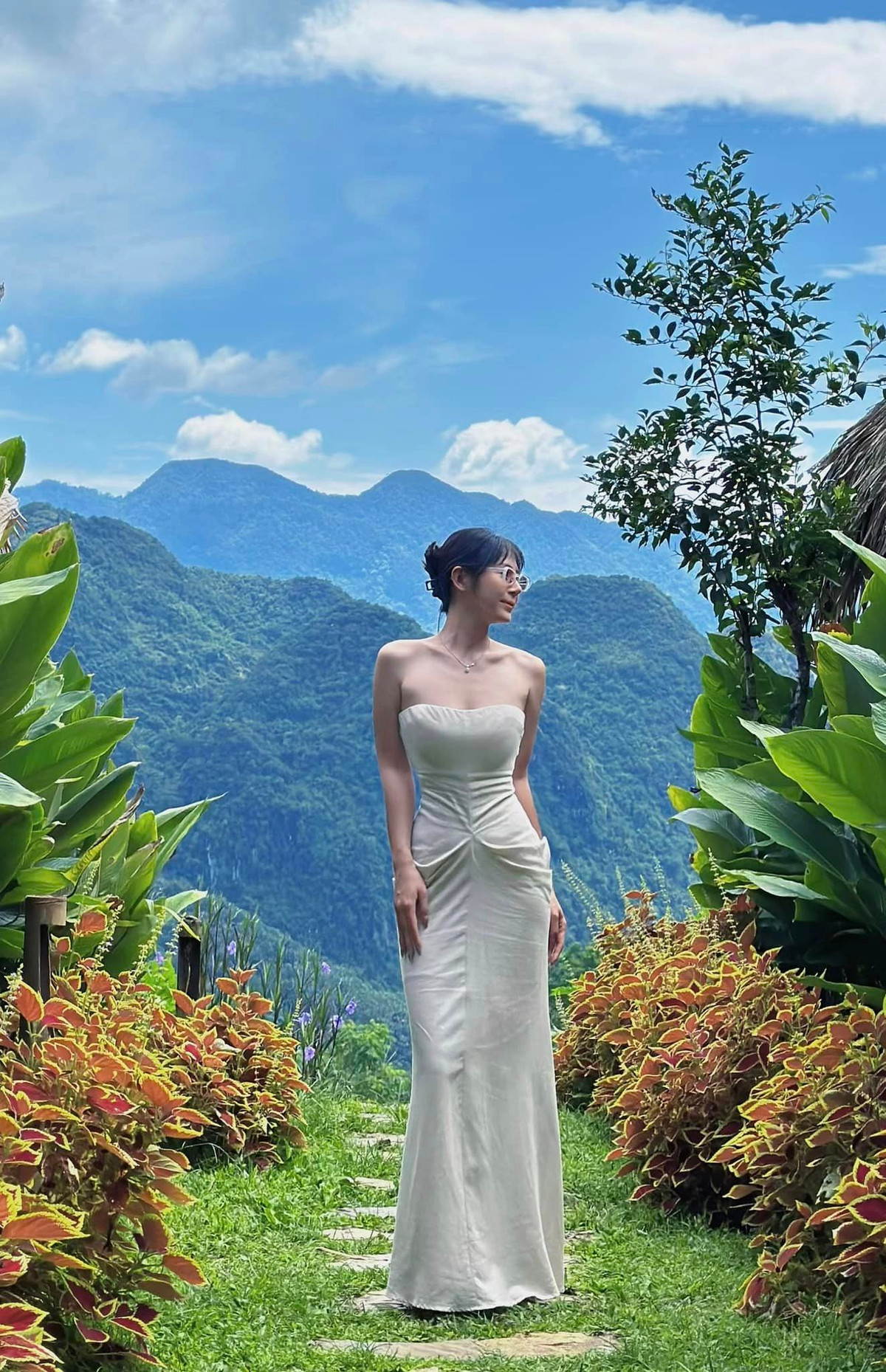 "Hot mom quân nhân" bày tỏ sự tự tin với sắc vóc của bản thân: "Hiện tại, mình loanh quanh ở 53-55kg, chiều cao 1m67, eo khoảng 63-64cm. Tạm hài lòng với bản thân của bây giờ để cố gắng rèn luyện sức khoẻ nhiều hơn nữa".