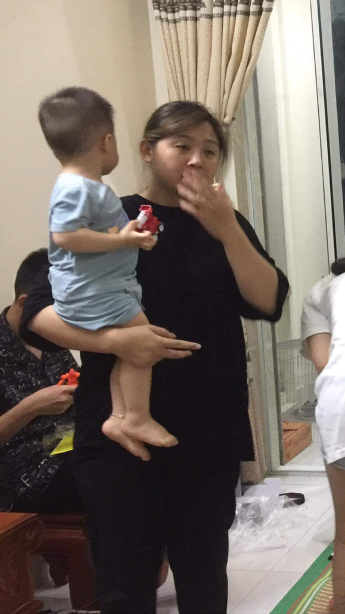 Theo đó, bà mẹ một con hé lộ về khoảng thời gian tăng cân sau sinh: "Mình từng 75 kg, rất thích ăn đêm, đồ rán, chiên xào, một ngày ăn đủ thứ mà vẫn thấy thòm thèm. Hồi sinh viên, hay mới đi làm thì mình cũng ở ngưỡng tầm 57-59 kg. Khi bầu rồi sinh Mỡ xong, con trai 1 tuổi rưỡi, còn mẹ vẫn 75 kg nghĩ mà chán. Hồi ấy toàn mặc đồ "big size", quần áo rộng thùng thình, trông càng béo chứ. Rồi tự nhiên có một ngày mình đứng trước gương và nhìn vào bản thân rất lâu. Sau đó mình quyết tâm giảm cân".