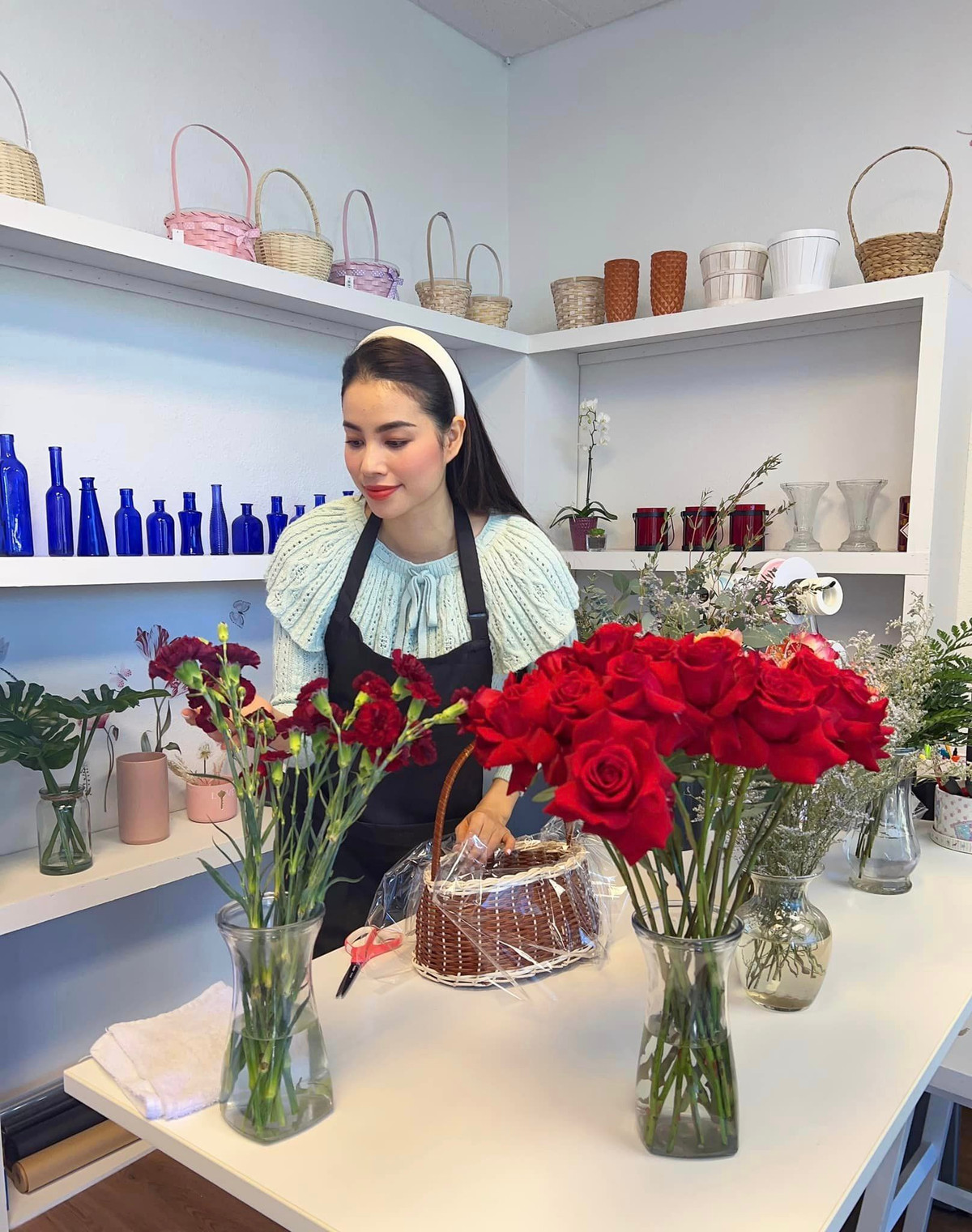 Sau công việc kinh doanh sản phẩm dưỡng da, thời gian gần đây, bà mẹ hai con chuyển hướng sang mở một cửa hàng hoa ở Mỹ. Nàng hậu cảm thấy hạnh phúc khi mỗi ngày làm bạn với những bông hoa đẹp.