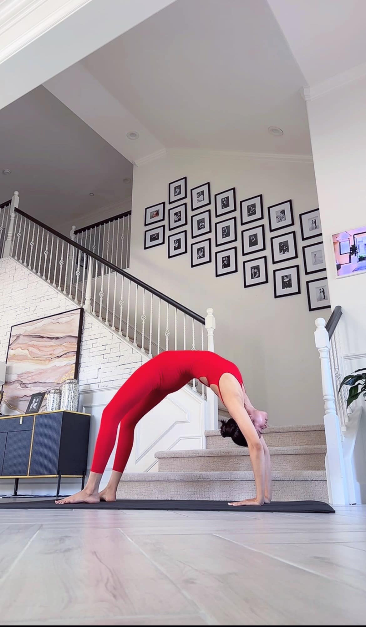 Mỹ nhân họ Phạm chăm luyện tập trong biệt thự, khoe vóc dáng gợi cảm.