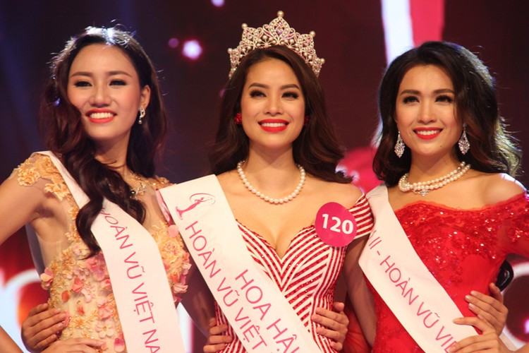  Phạm Hương đăng quang Hoa hậu Hoàn vũ Việt Nam năm 24 tuổi. Năm 2018, nàng hậu gây "choáng" khi bỏ lại sự nghiệp đang ở thời kỳ đỉnh cao để sang Mỹ định cư.