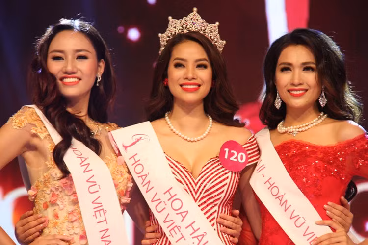  Phạm Hương đăng quang Hoa hậu Hoàn vũ Việt Nam năm 24 tuổi. Năm 2018, nàng hậu gây "choáng" khi bỏ lại sự nghiệp đang ở thời kỳ đỉnh cao để sang Mỹ định cư.