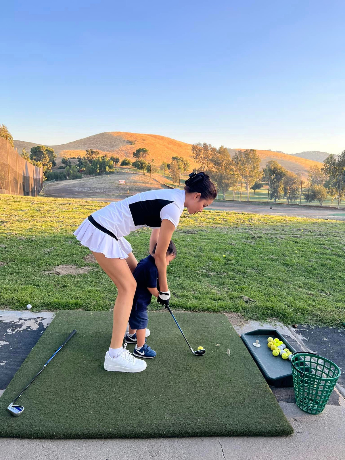 Hai quý tử nhà Phạm Hương chuẩn "rich kid", được mẹ cho tham gia môn thể thao quý tộc.