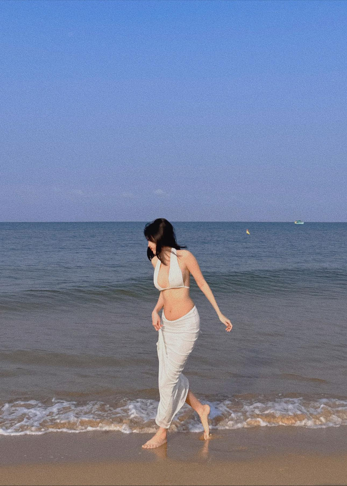 Cựu tiếp viên hàng không diện bộ đồ đi biển trắng tinh khôi và gợi cảm, khoe dáng triệt để "vòng nào ra vòng nấy".