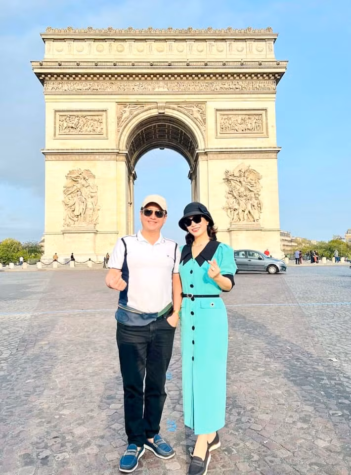 Cặp đôi lưu lại khoảnh hạnh phúc bên nhau tại Pháp.