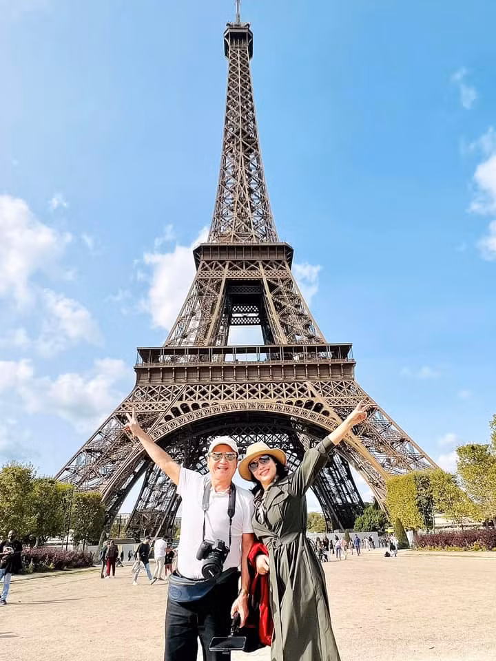 Sau hơn 1 năm nghỉ hưu, nam nghệ sĩ thường xuyên đưa người thương đi du lịch khắp nơi.