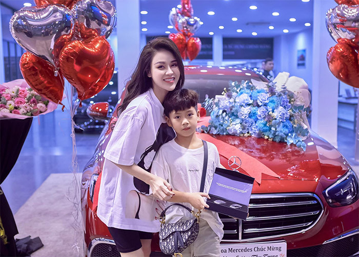 Cuối năm 2022, nữ diễn viên xinh đẹp còn tậu một chiếc Mercedes-Benz E200 Exclusive có giá khoảng 2,5 tỷ đồng.