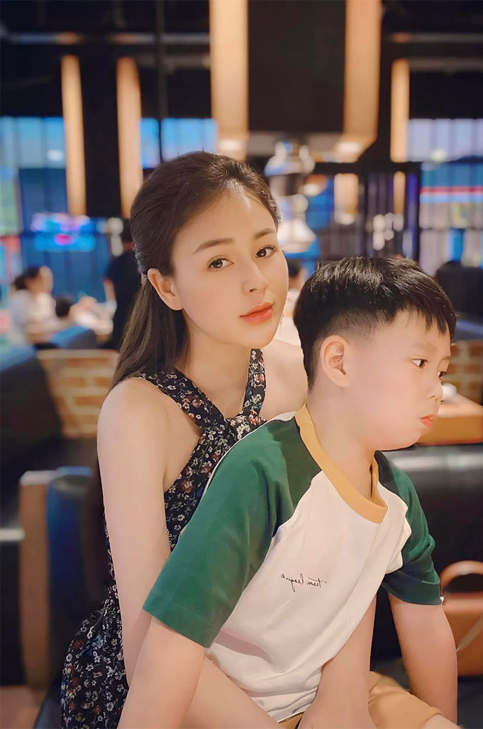 Khi rảnh, Thu Trang dành nhiều thời gian cho con trai, đưa con đi chơi, đi làm tóc, du lịch.