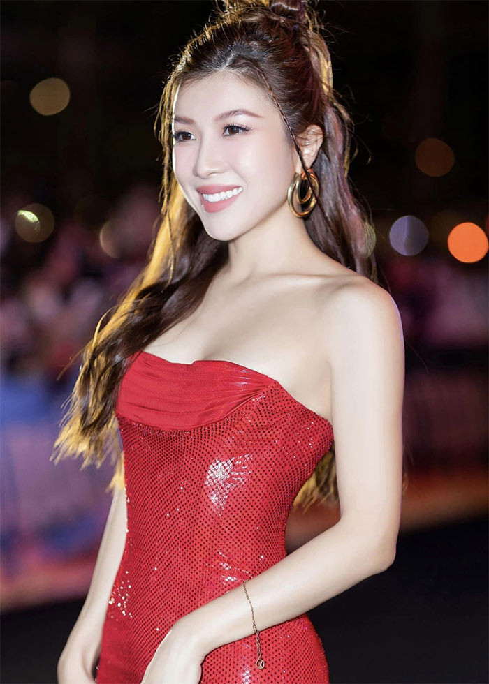 Nữ ca sĩ được khen ngày càng xinh đẹp và quyến rũ, trẻ trung sau 6 năm chia tay người tình nhạc sĩ. (Ảnh: FBNV)