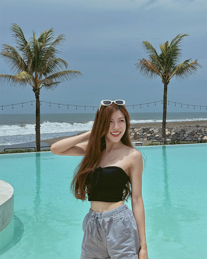 Từ khi chia tay Dương Khắc Linh, Trang Pháp rất kín tiếng chuyện riêng tư. Nữ ca sĩ kiêm nhạc sĩ 34 tuổi chỉ chia sẻ những những chuyến du lịch xa xỉ, những buổi hẹn hò cafe cùng bạn bè, đồng nghiệp và hình ảnh tích cực, xinh đẹp của bản thân. (Ảnh: FBNV)