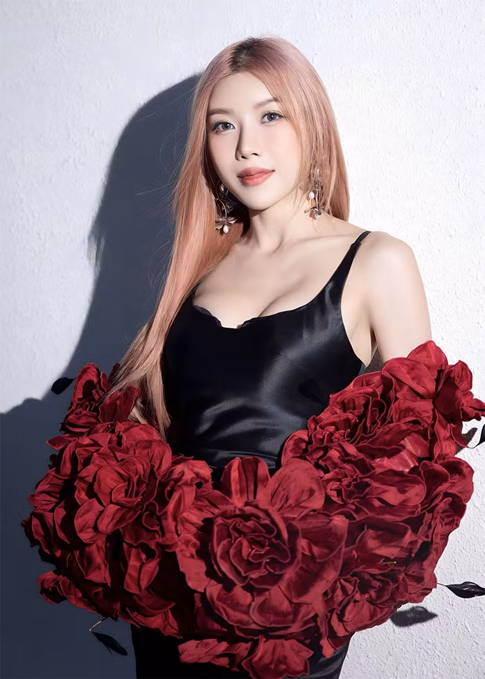 Mới đây, Trang Pháp vừa ra mắt MV nhạc phim "Gái già lắm chiêu 5" - "Turn Up The Fire". Đây là ca khúc được cô sáng tác cũng như thể hiện 100% tiếng Anh và nhận được nhiều lời khen ngợi của khán giả. (Ảnh: FBNV)