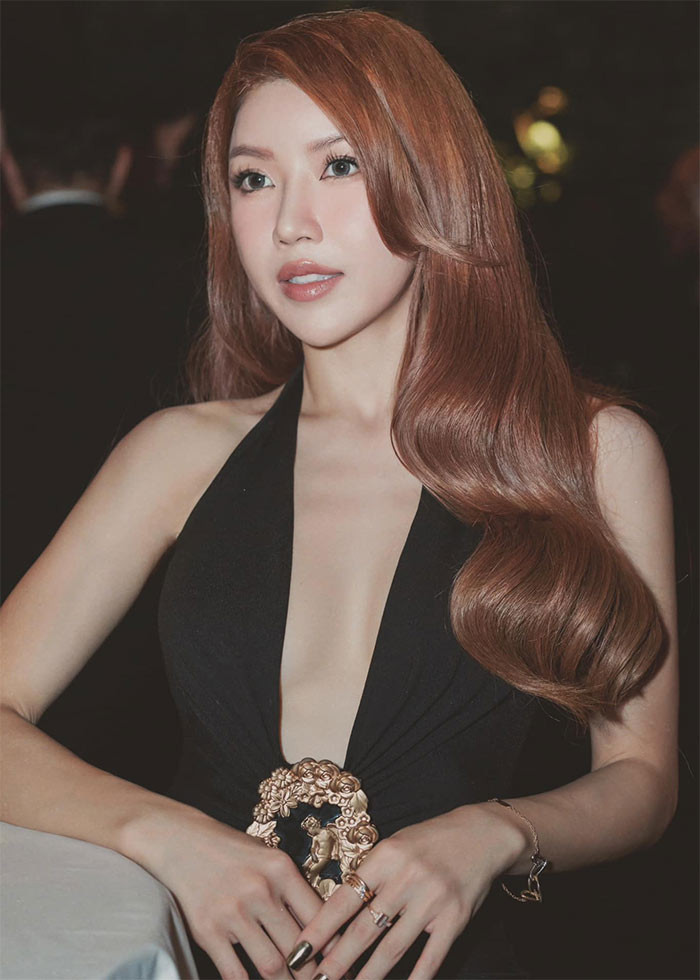 Tên tuổi của Trang Pháp lần đầu được công chúng chú ý khi đảm nhận vai diễn phản diện trong bộ phim đình đám "Nhật ký Vàng Anh". Sau đó, người đẹp sinh năm 1989 tạm ngưng hoạt động nghệ thuật và sang Pháp du học. Tốt nghiệp ngành Kinh tế, ĐH Lyon, Pháp, người đẹp mới trở về nước và chính thức bước chân vào làng giải trí với vai trò là một ca sĩ, nhạc sĩ chuyên theo đuổi dòng nhạc Pop. (Ảnh: FBNV)