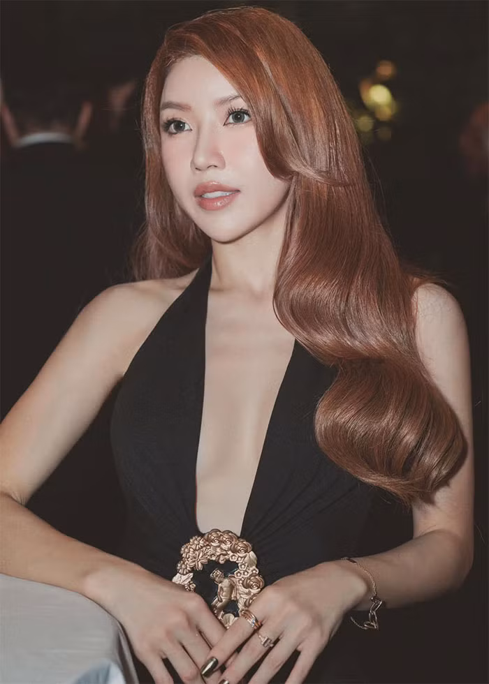 Tên tuổi của Trang Pháp lần đầu được công chúng chú ý khi đảm nhận vai diễn phản diện trong bộ phim đình đám "Nhật ký Vàng Anh". Sau đó, người đẹp sinh năm 1989 tạm ngưng hoạt động nghệ thuật và sang Pháp du học. Tốt nghiệp ngành Kinh tế, ĐH Lyon, Pháp, người đẹp mới trở về nước và chính thức bước chân vào làng giải trí với vai trò là một ca sĩ, nhạc sĩ chuyên theo đuổi dòng nhạc Pop. (Ảnh: FBNV)