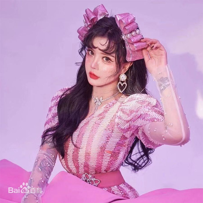 Trở thành ngôi sao truyền hình thực tế, Hàn An Nhiễm lấn sân làm người mẫu và ngày càng nổi tiếng trong giới giải trí Cbiz.