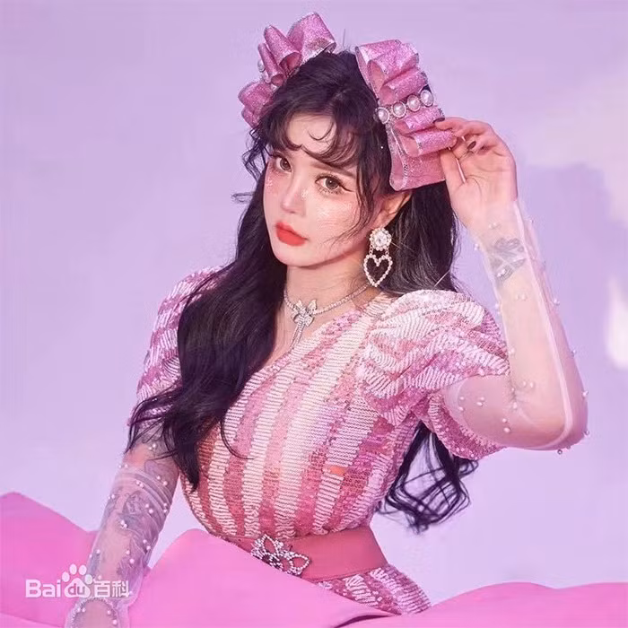 Trở thành ngôi sao truyền hình thực tế, Hàn An Nhiễm lấn sân làm người mẫu và ngày càng nổi tiếng trong giới giải trí Cbiz.