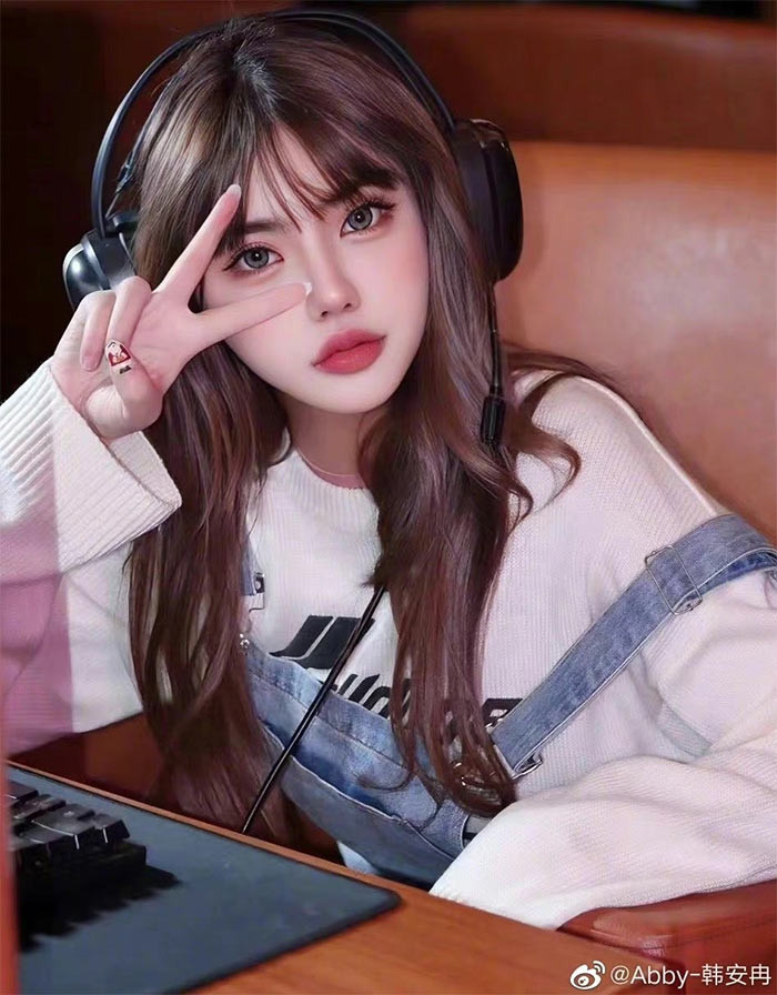 Tuy nhiên, khuôn mặt của cô bị chê là kém tự nhiên, thẩm mỹ lố.