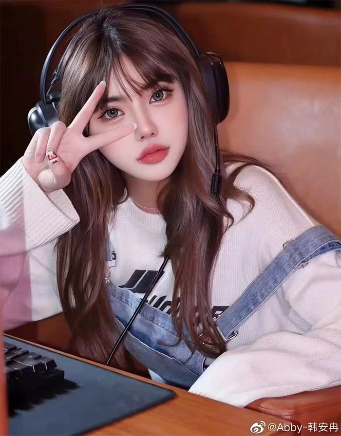 Tuy nhiên, khuôn mặt của cô bị chê là kém tự nhiên, thẩm mỹ lố.