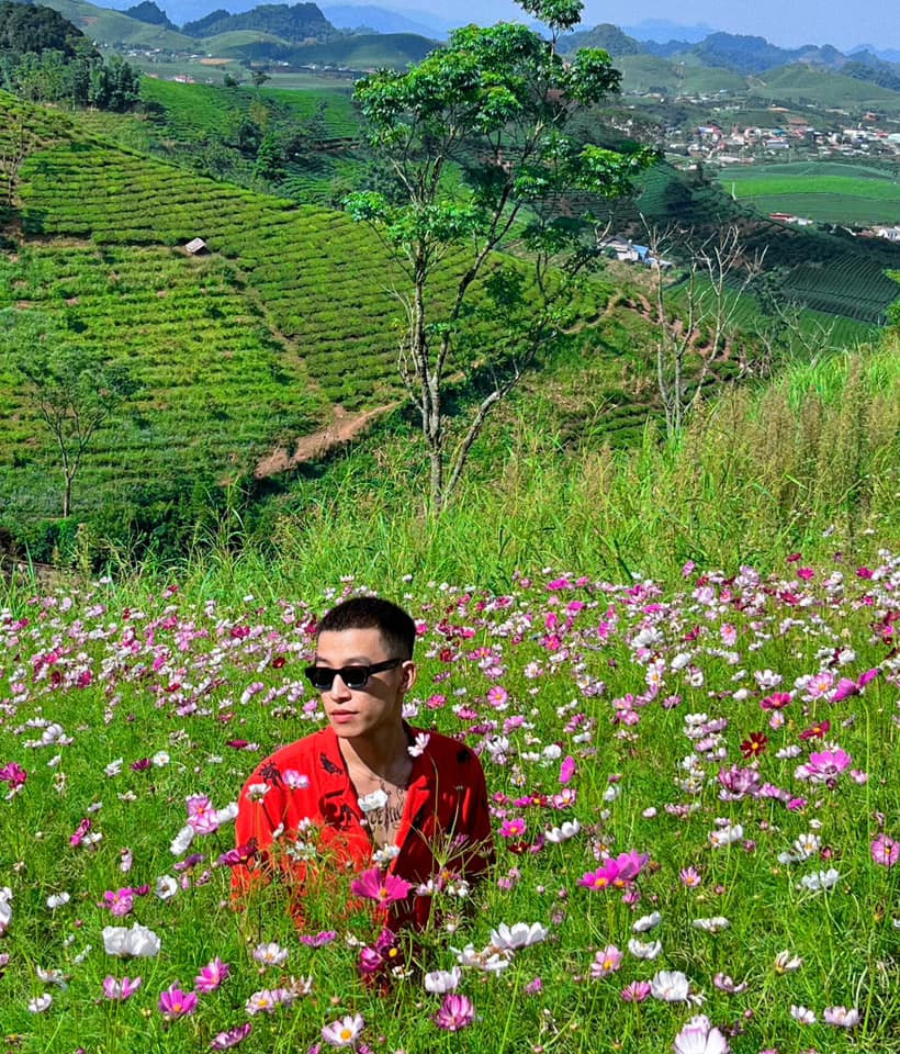 Khác với tạo hình ăn chơi trên phim và thường bị ghét với vai phản diện, ngoài đời, nam diễn viên sinh năm 1996 lại là một chàng trai với vẻ ngoài bụi bặm và hài hước. Tuấn Anh có xuất phát điểm là blogger, sau đó bén duyên với diễn viên hài.