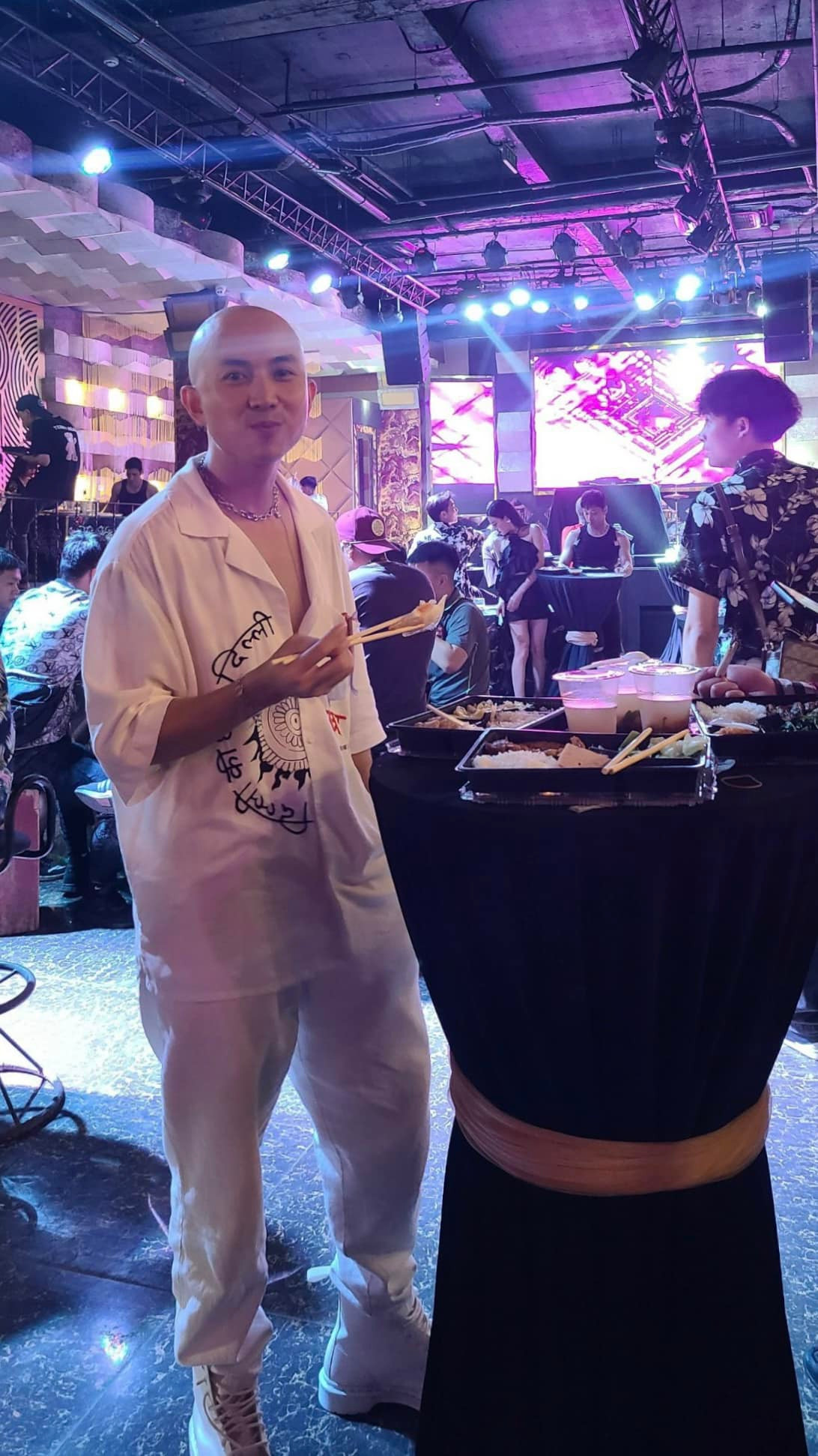 Giống với Đỗ Duy Nam, diễn viên Anh Vũ cũng có màn thay đổi ngoại hình ấn tượng khi vào vai Cường đầu trọc - đồng sáng lập nhóm City boy. Nam diễn viên còn hài hước chia sẻ trải nghiệm chưa từng có ở hậu trường phim: "Mấy hôm không đi quay nhớ cơm đoàn quá, nhờ đoàn mà lần đầu được ăn cơm hộp trong bar".