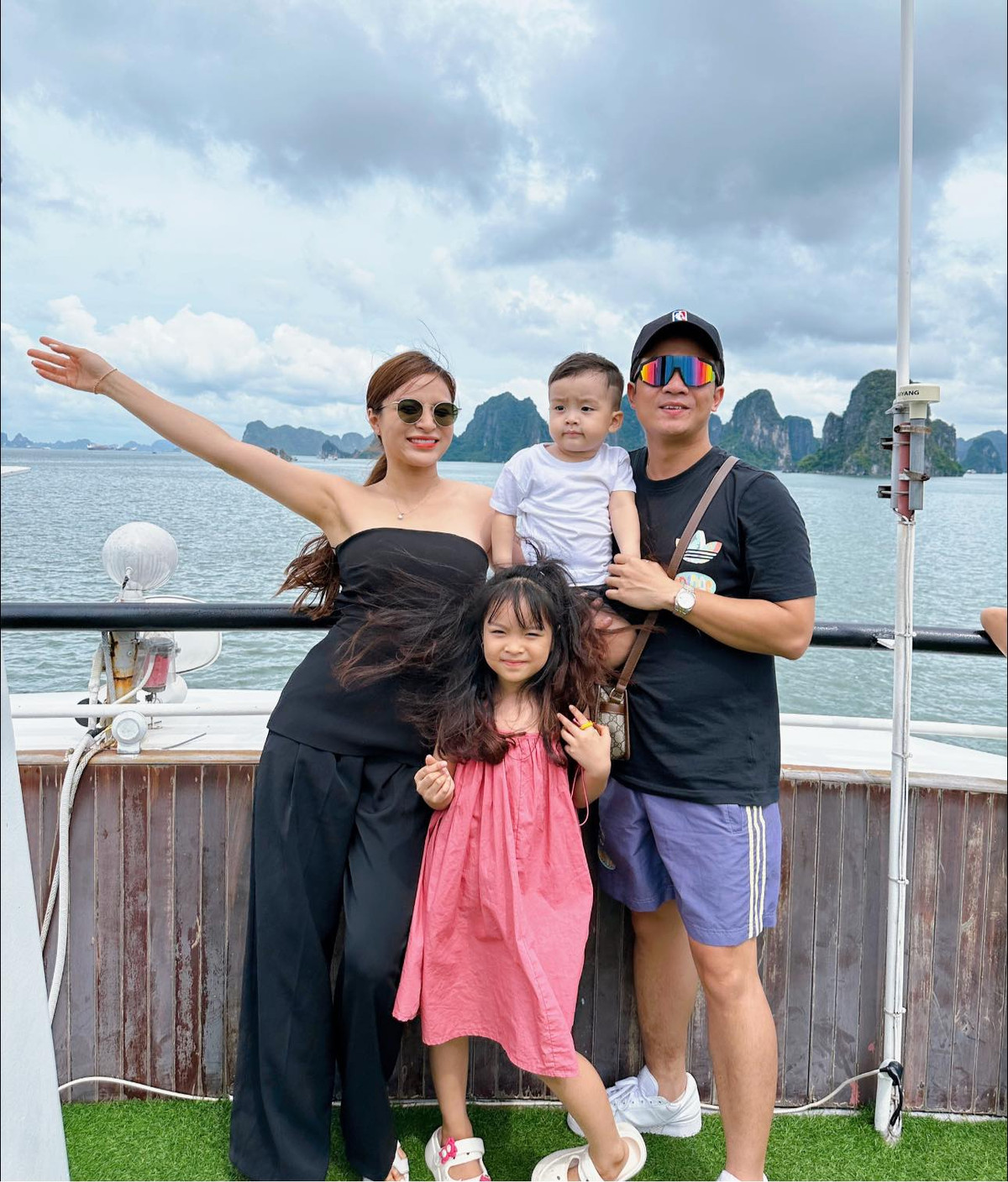 Đỗ Duy Nam thừa nhận tạo hình đặc biệt của Đạt "nghiện" với mái tóc kiểu rapper khác hoàn toàn với anh ở bên ngoài. Đời thường, thành viên nhóm City Boy của "Biệt dược đen" chuộng phong cách giản dị, thường xuyên chia sẻ khoảnh khắc hạnh phúc bên vợ diễn viên và hai con xinh xắn.