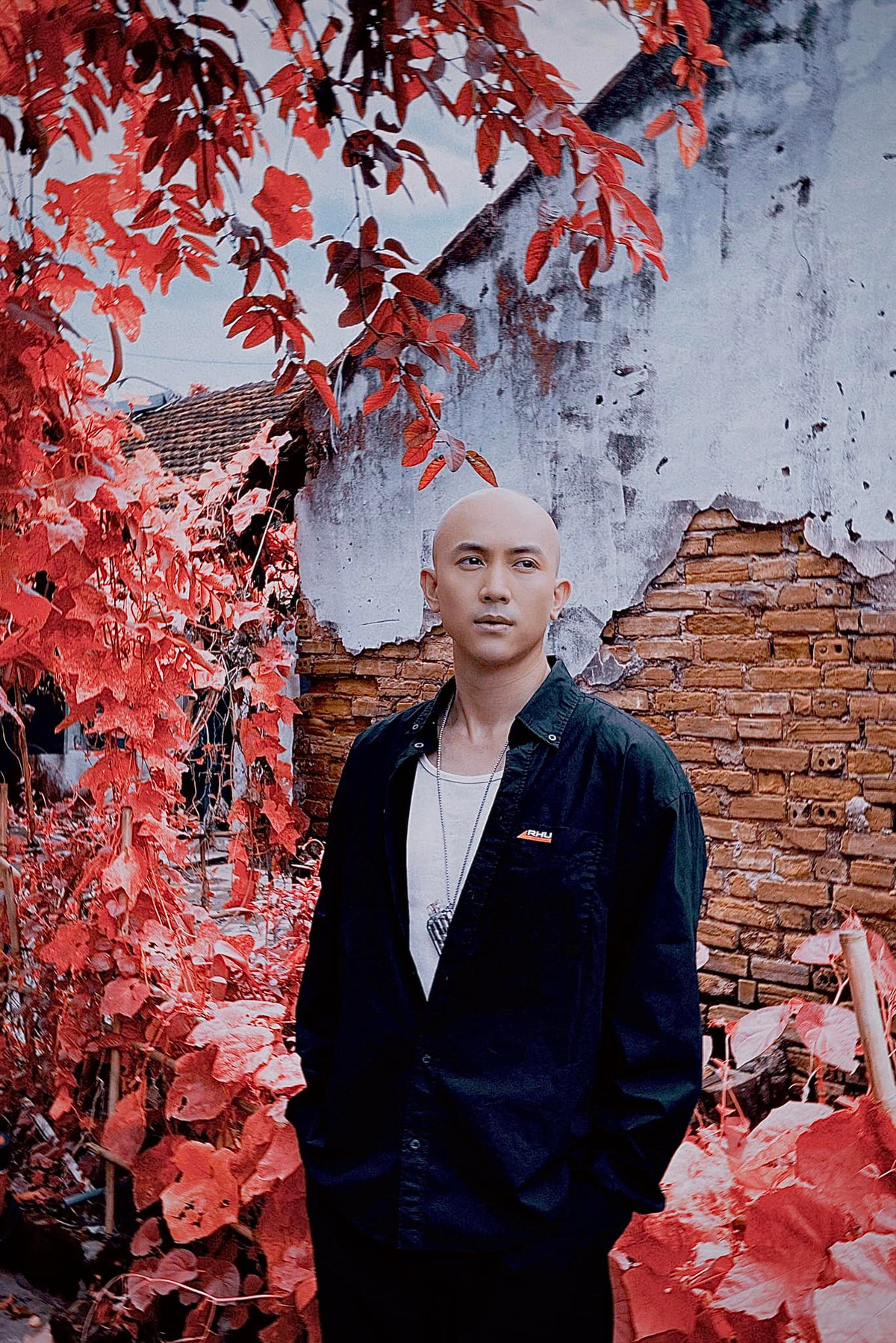 Dù xuất hiện với tạo hình mới nhưng ông bố đơn thân của Vbiz vẫn sở hữu phong cách sành điệu, trẻ trung và hiện đại từ trong phim đến ngoài đời.