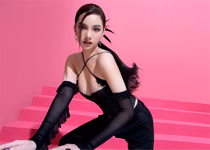 Cẩm Đan tham gia cuộc thi Hoa hậu Việt Nam 2020 khi mới 20 tuổi. Cô gây ấn tượng nhờ khuôn mặt sắc sảo và thân hình quyến rũ.